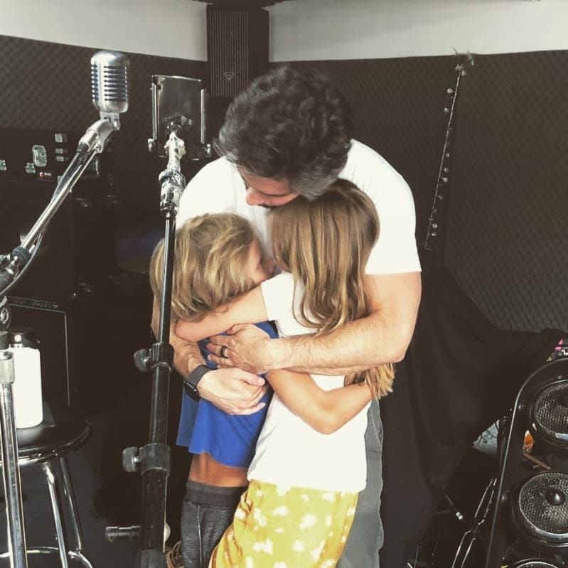 El 17 de mayo, la revista publicó unas fotos en donde se les ve muy cariñosos en un parque en compañía de sus respectivos hijos.
<br>