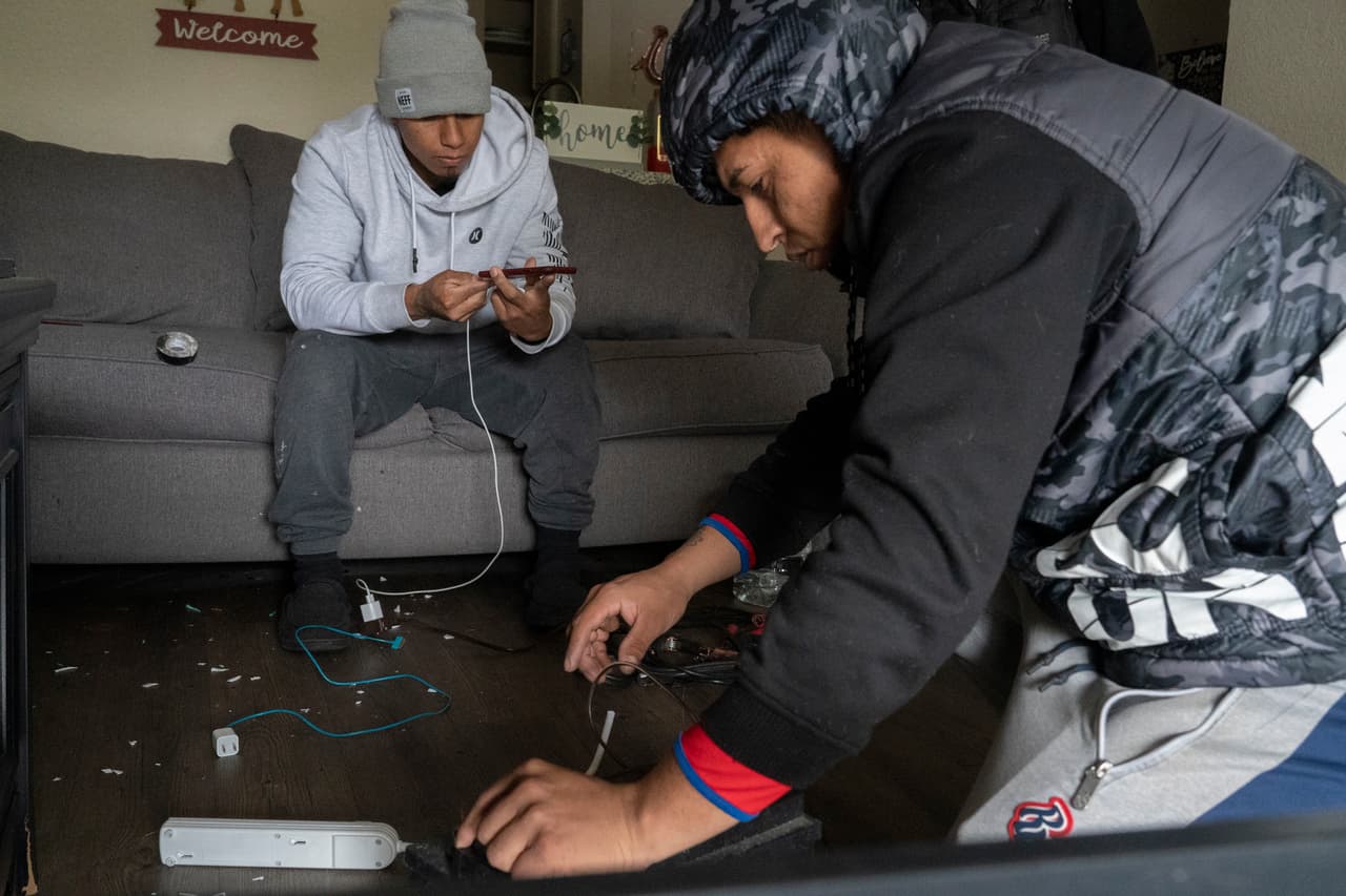 <b>Propuesta de Ley 11 (o HB 11) – Protección de los Consumidores y Fortalecimiento de Instalaciones para Condiciones de Clima Extremo</b>
<br>
<br>Requiere la climatización de instalaciones de transmisión y generación eléctrica para combatir la diversidad de fenómenos meteorológicos extremos que puedan afectar al estado de Texas. Se requiere que los servicios públicos se reestablezcan inmediatamente y eviten demoras en reconexiones en zonas de bajos recursos, rurales, y en comunidades pequeñas.
<br>