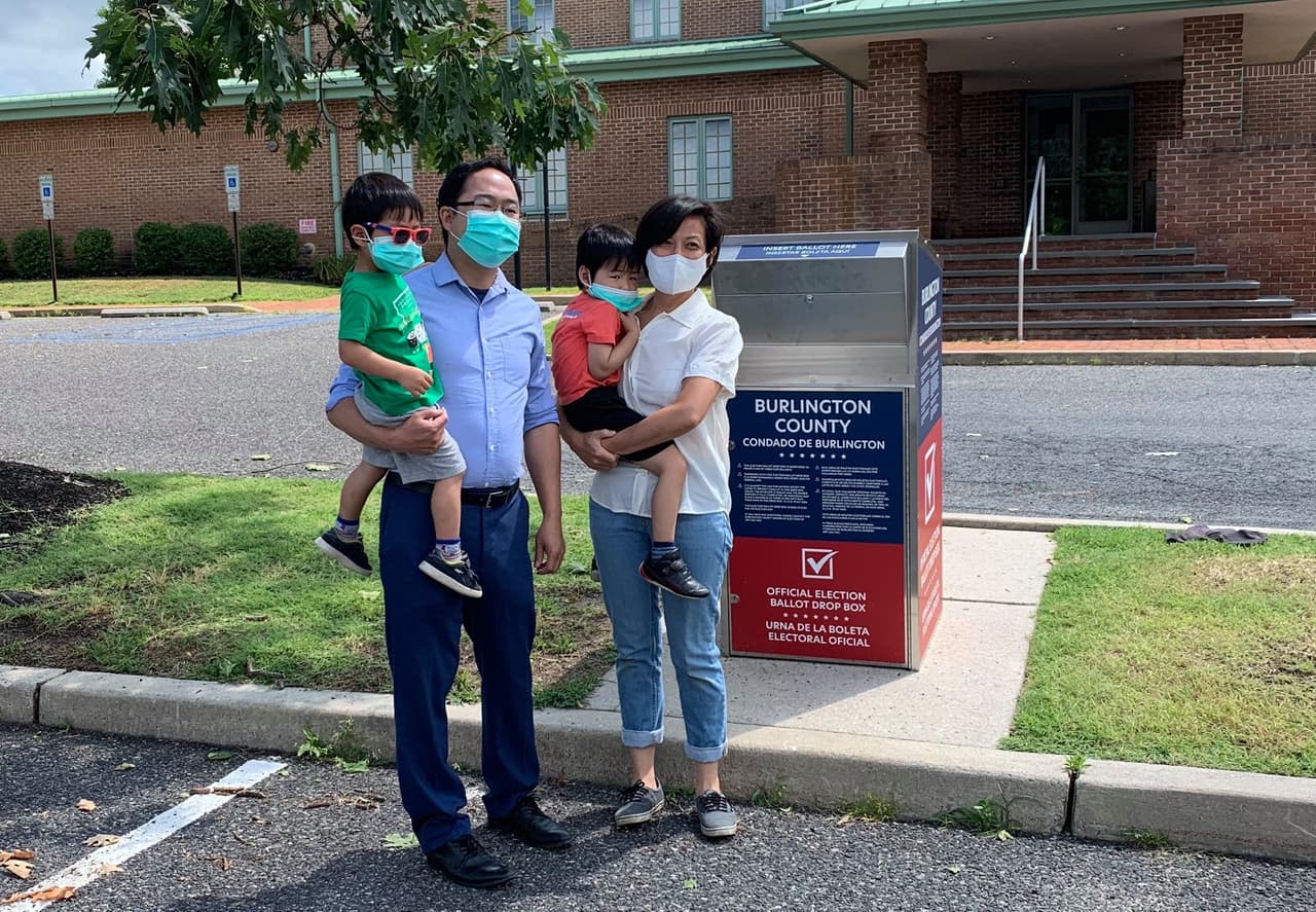 El congresista Andy Kim busca su primera reelección en la Cámara de Representantes por el tercer distrito congresional de Nueva Jersey. Kim creció en el sur de Jersey y viene de una familia de inmigrantes coreanos. Es un experto en seguridad nacional que ha trabajado en el Pentágono, el Departamento de Estado, el Consejo de Seguridad Nacional de la Casa Blanca y en Afganistán como asesor.