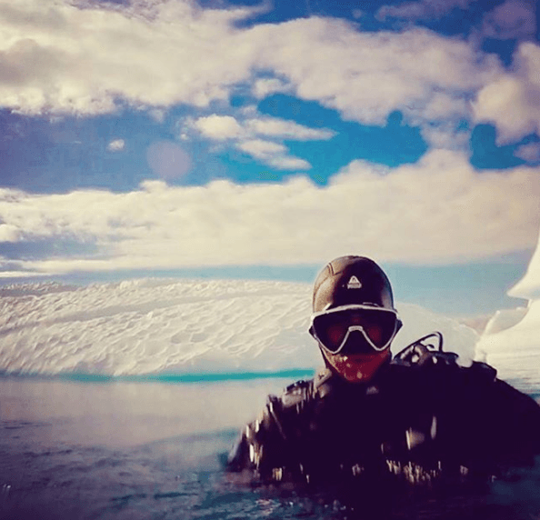 Arthur es fanático de los deportes al aire libre como buceo y la escalada.