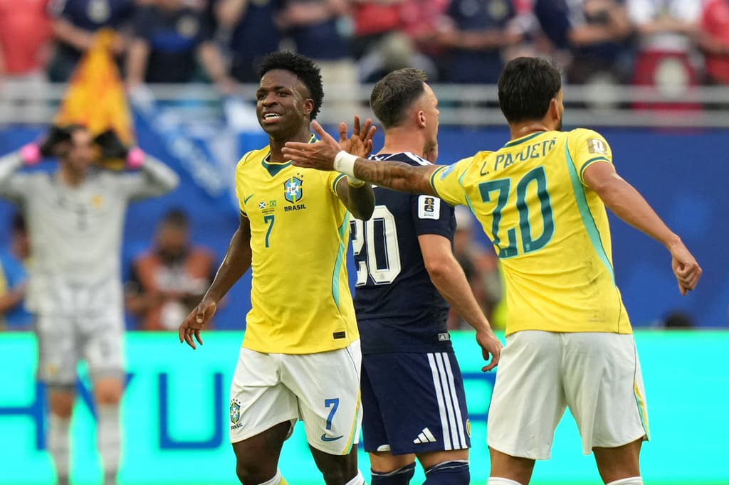 El brasileño Vinicius Junior (7) celebra con Lucas Paqueta (20) tras marcar el primer gol.