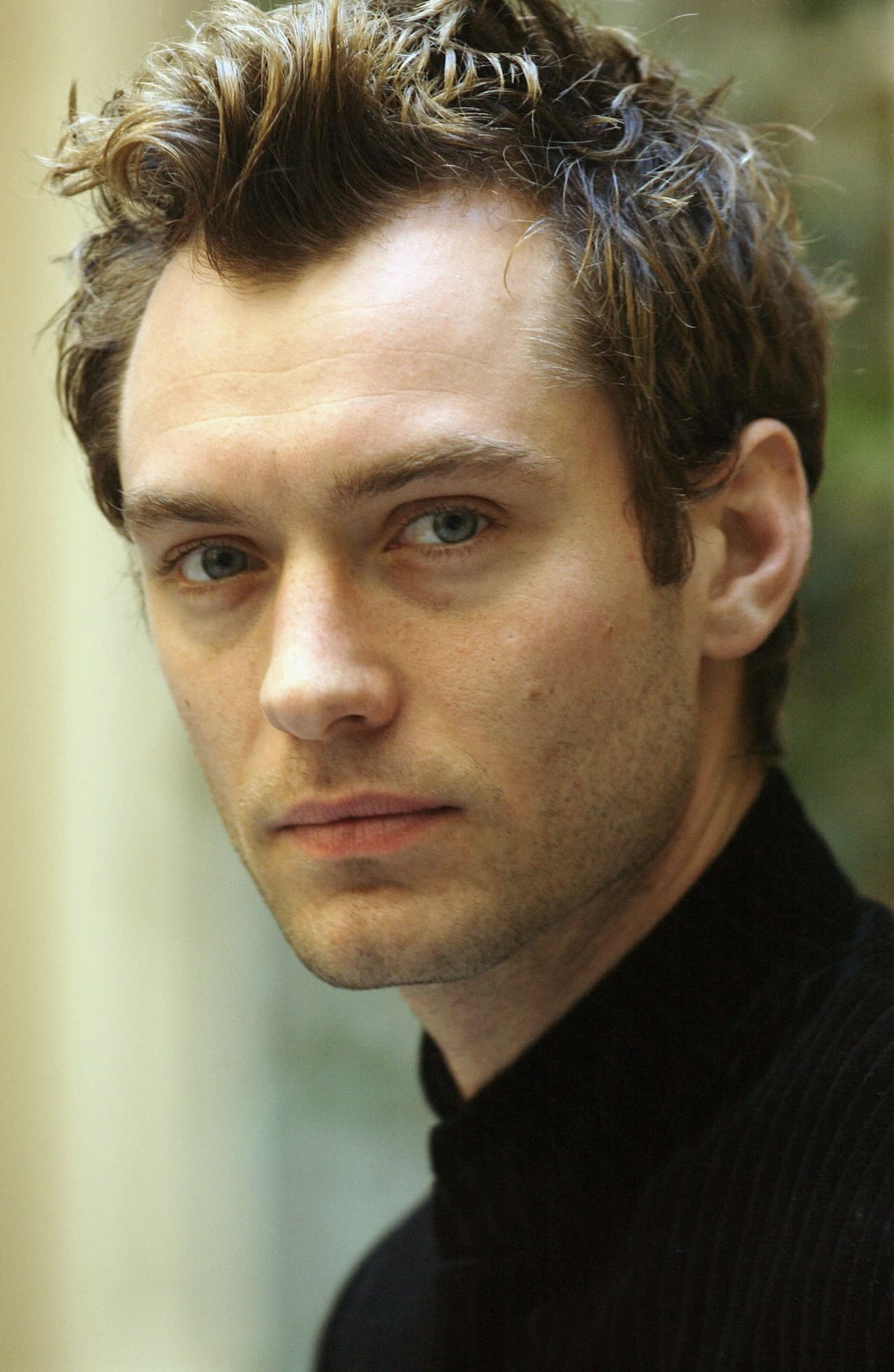 <b>Jude Law</b>
<br>Si bien, el actor nunca sale a cuadro en 'Lemony Snicket's A Series of Unfortunate Events’. Sin embargo, a sus 31 años prestó su voz a Lemony Snicket, el escritor y narrador de la historia.
