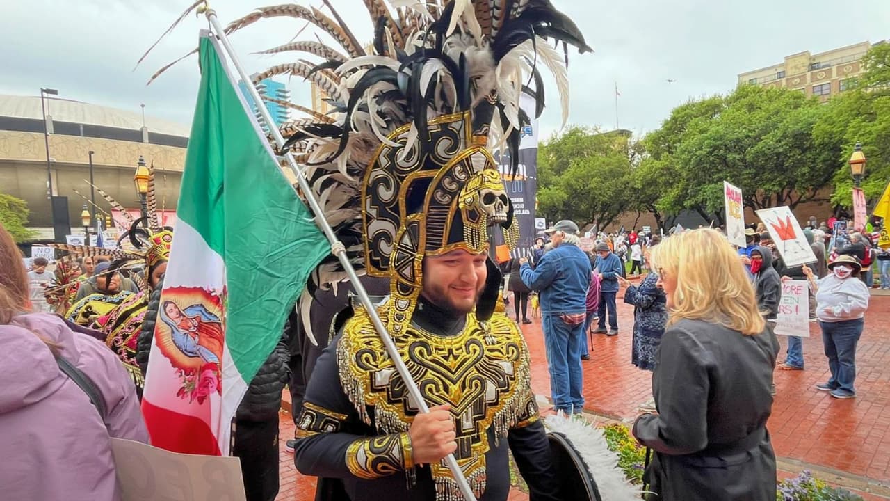 Las protestas No Kings en Dallas y Fort Worth reunieron este sábado 28 de marzo a cientos de personas en el norte de Texas, 
<b>con marchas, pancartas y consignas contra políticas del presidente Donald Trump. </b>
<br>La jornada mostró dos escenas distintas en cada ciudad, 
<b>pero con un mismo mensaje político.</b>