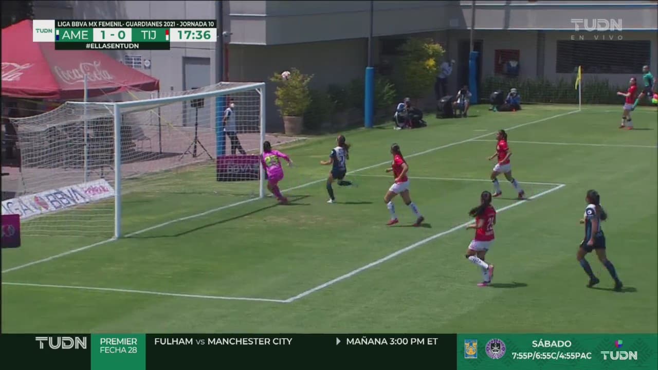 ¡Casi sorprende! Jennifer Muñoz manda el balón al poste