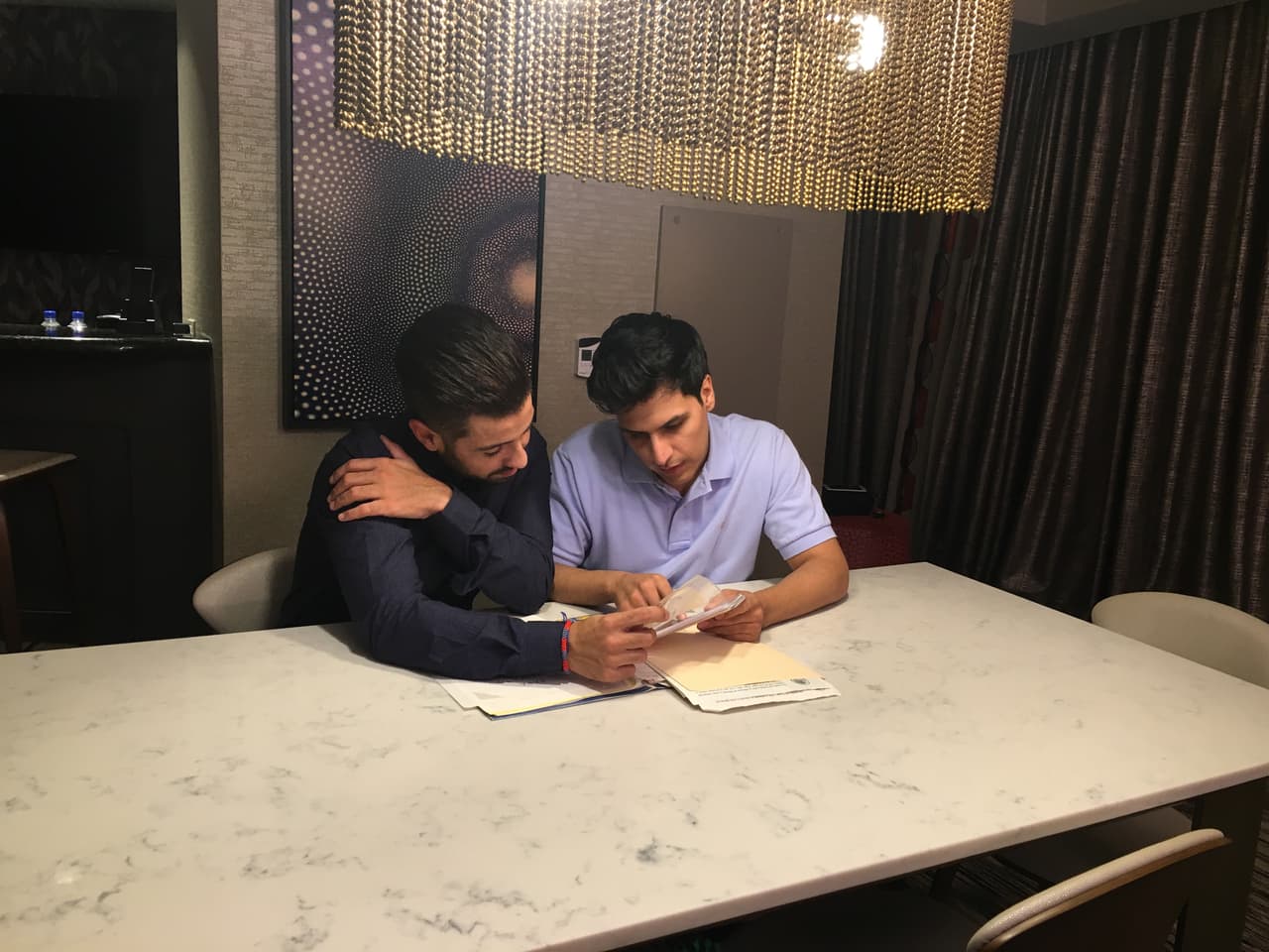 Además, la casa donde vive fue comprada por Alberto Aguilera, tal y como figura en el título de propiedad de la vivienda.