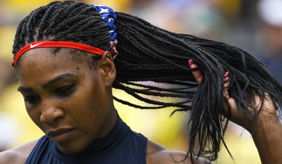 La tenista americana Serena Williams sabe como sujetar su pelo para evitar acalorarse durante el partido. Además el mantener alejado el pelo de su cara la ayuda a concentrarse al máximo.
<br>