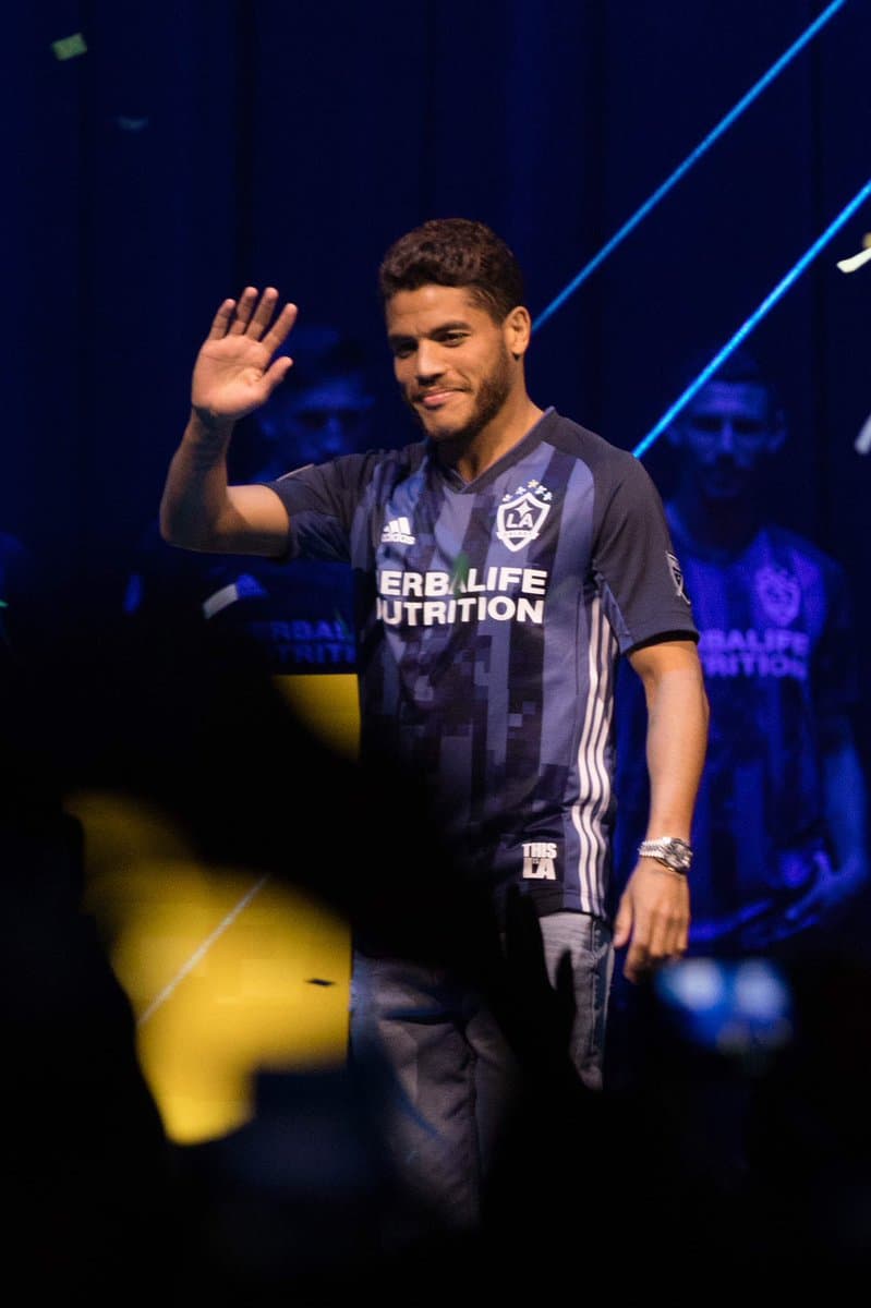 La casaca secundaria del equipo californiano presenta un diseño que imita una 'falla técnica'. (LA Galaxy)