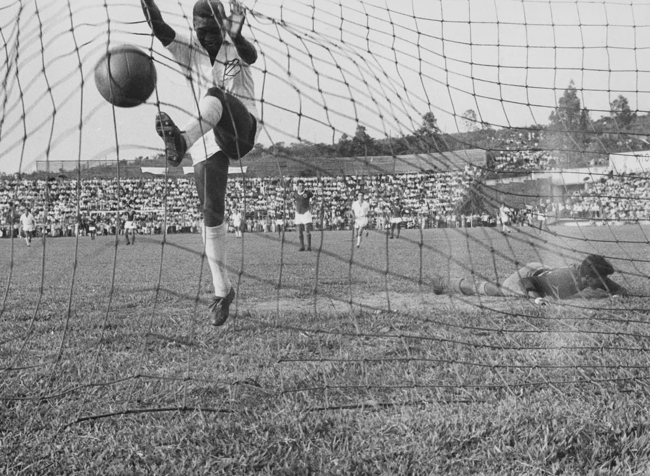 Pelé se coronó campeón del Mundial de Suecia 1958, anotando en la final contra el equipo local a sus 17 años. El brasileño ganaría un total de tres títulos mundiales de fútbol con la selección mayor tras sumar los de Chile 1962 y México 1970.