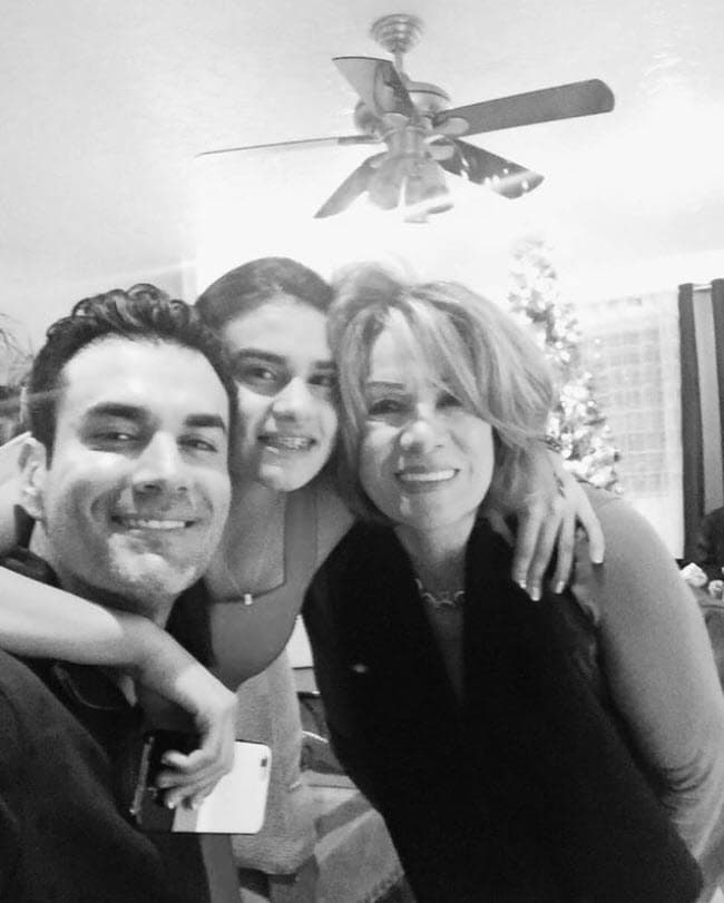 David Zepeda compartió esta foto con su madre: "Sin ti yo no existiría, no habría día sin amor, ilusión y luz…. ¡Te amo madre! Y a ti mamita que me lees, recuerda que haces un mundo de amor a nuestro alrededor, un mundo hermoso!!! Felicidades mamacita", se lee.