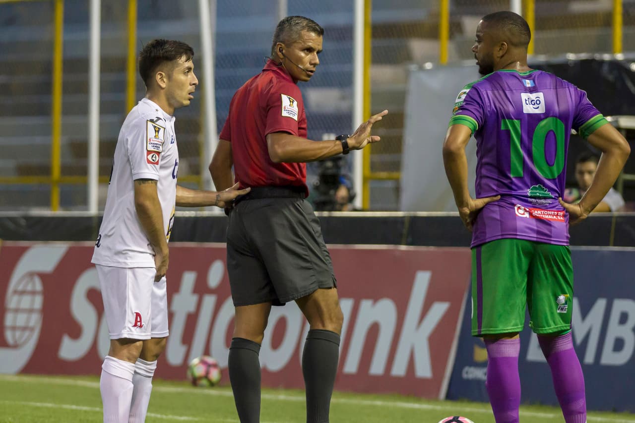 El centroamericano genera credibilidad, a pesar de cualquier decisión que pueda parecer polémica. En el pasado Mundial Sub 20 femenino en 2015 dirigió tres partidos y en el de Alemania contra Fiji, señaló dos penaltis a favor de los europeos. Sin embargo, fue seleccionado para ser central en octavos de final.