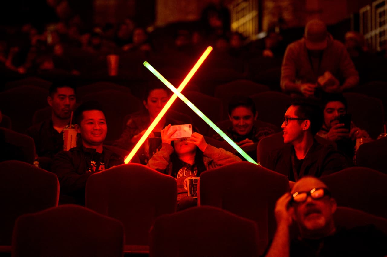 Y dentro de la sala hasta se pusieron a jugar con sables de luz.