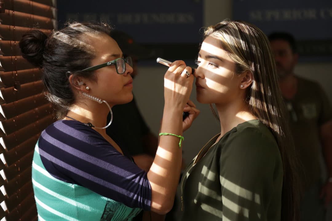 Maquillistas y peinadoras lograron que
<b><a href="http://www.univision.com/series/su-nombre-era-dolores/geraldine-galvan-es-chiquis-rivera">Geraldine Galván</a></b> se pareciera a la
<b><a href="http://www.univision.com/temas/chiquis-rivera">'Chiquis Rivera'</a></b>.