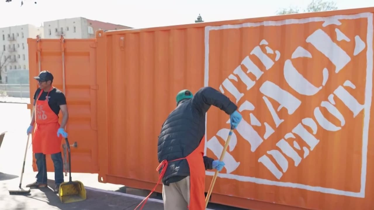 Red Nacional de Jornaleros protesta contra redadas migratorias en estacionamientos de Home Depot