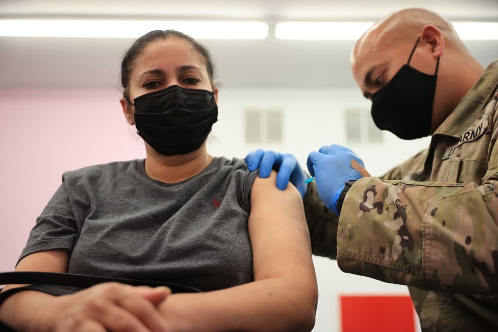 Hito clave en la lucha contra la pandemia: la mitad de los adultos en EEUU ya están completamente vacunados