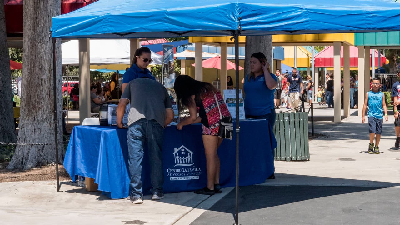 Familias del valle central visitaron los parques temáticos Playland y Storyland para disfrutar del Día de la Familia en Fresno.