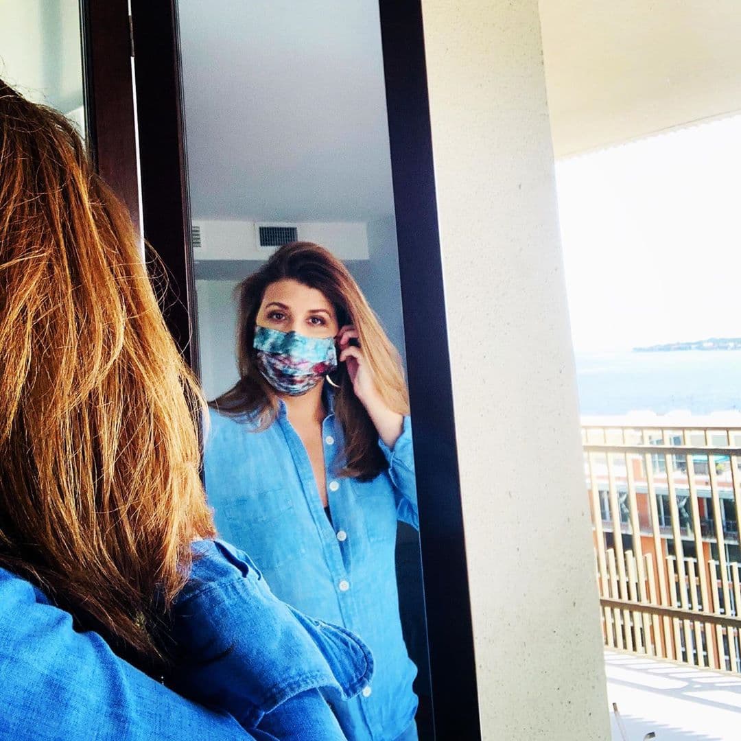 Marcela Sarmiento se ajusta su cubrebocas, porque todos estamos comprometidos con la salud.