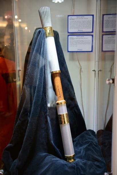 La antorcha olímpica firmada por el boxeador Muhammad Ali tenía un costo entre $10,000 y $14,000.