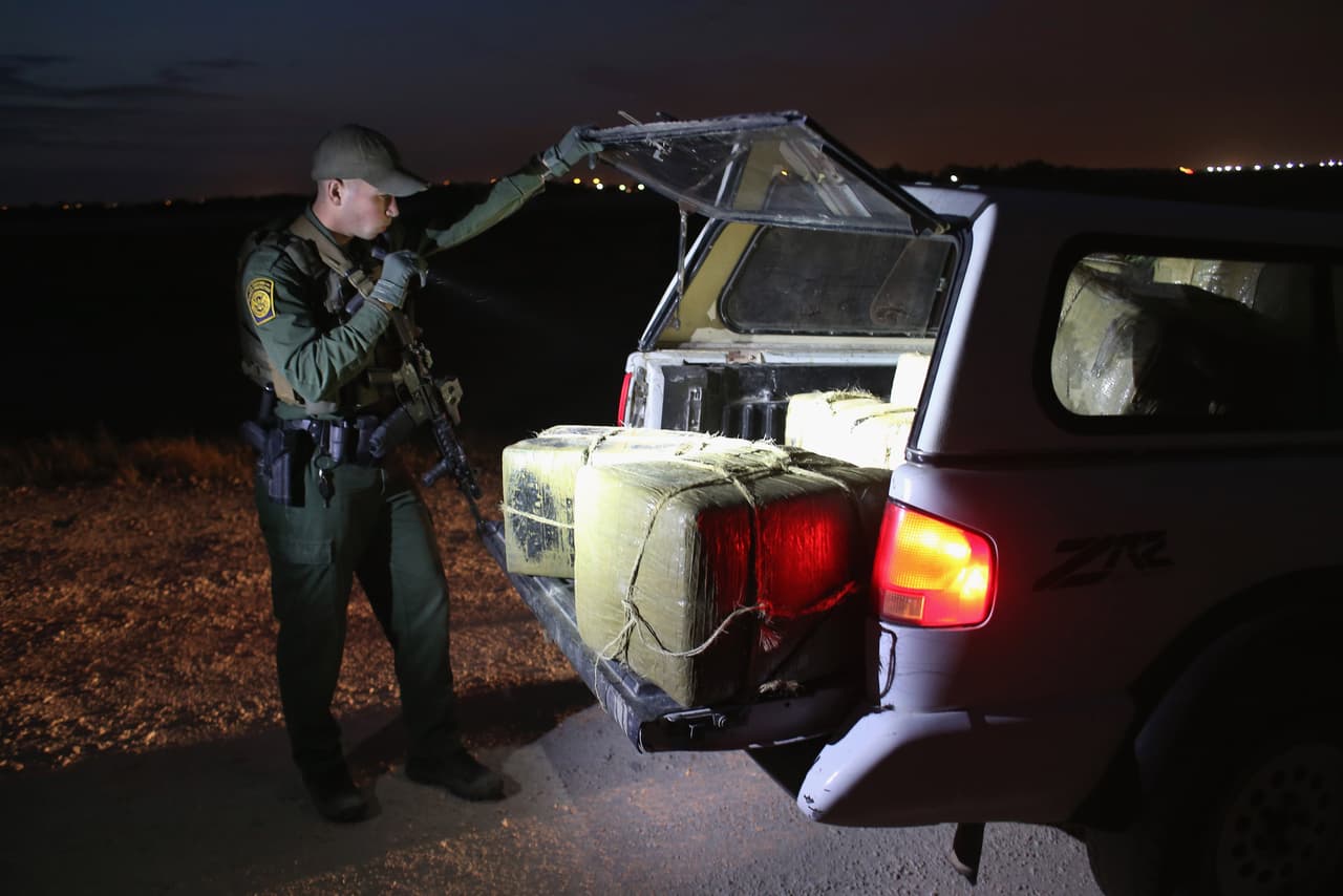 Un agente fronterizo traficó 'droga de un cartel' por $10,000 (pero era una trampa del FBI)
