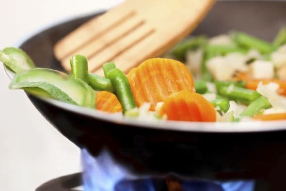Agrega otra cucharadita de aceite vegetal al wok y saltea tres zanahorias medianas, cortadas en tiras finas en diagonal por dos minutos.