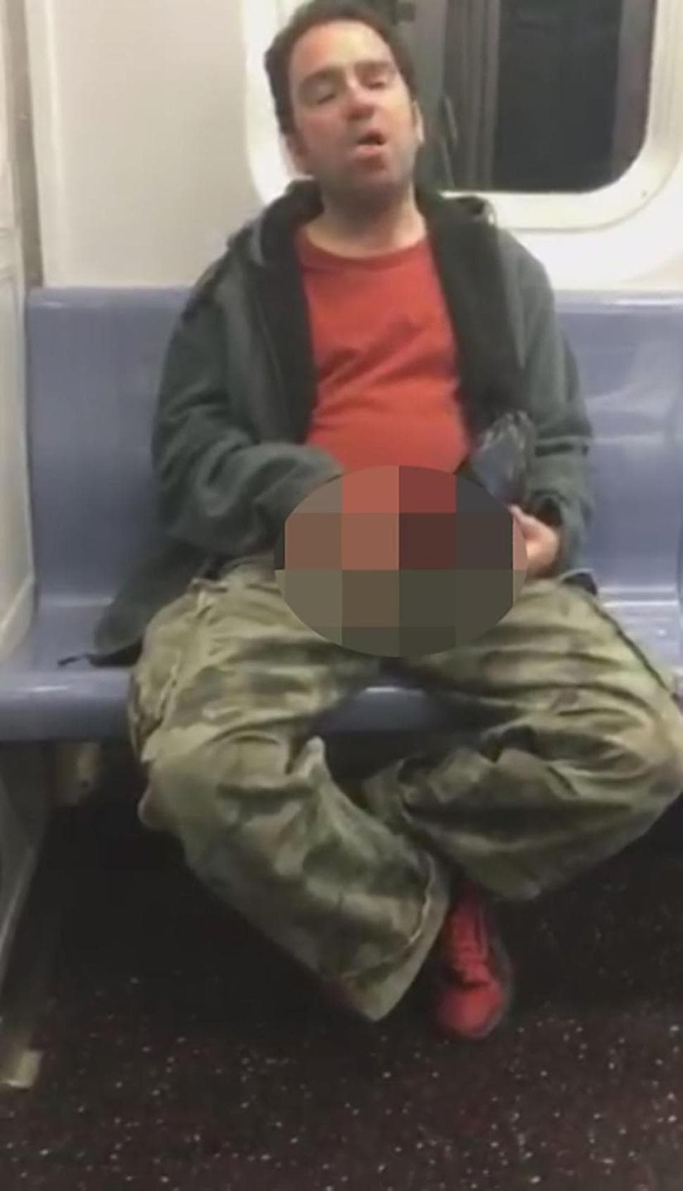 Pervertido se masturba en el tren 7 de NYC