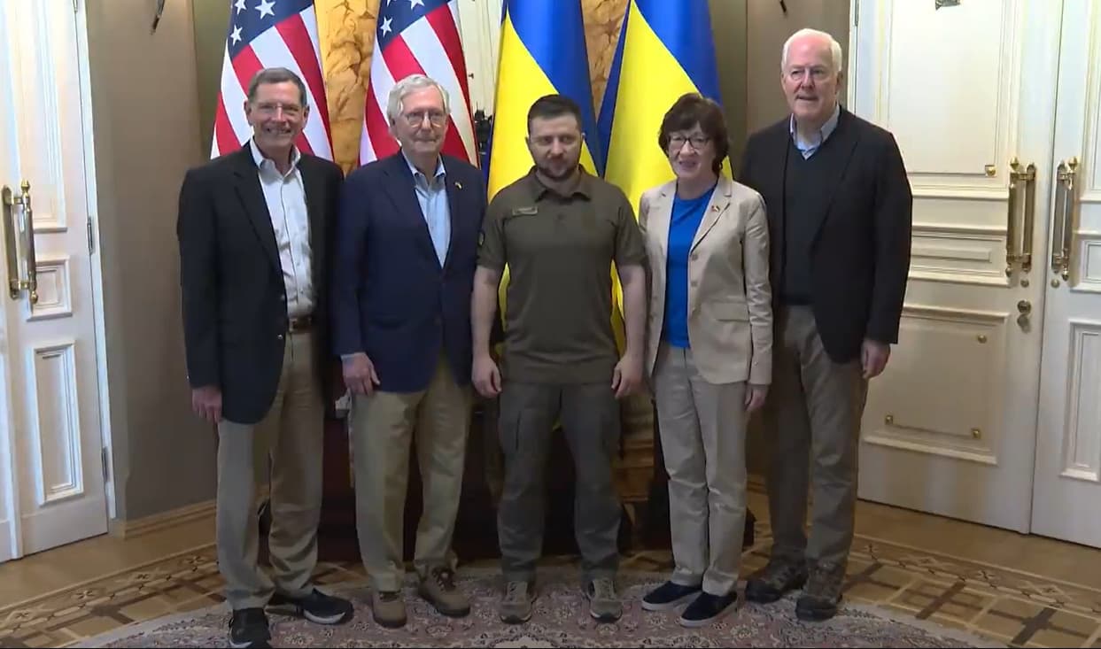Congresistas republicanos liderados por Mitch McConnel visitaron Kiev y se reunieron con Zelensky