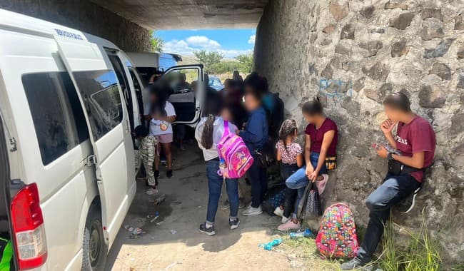 Detienen a 125 inmigrantes centroamericanos que eran "transportados ilegalmente" en camionetas de pasajeros en México