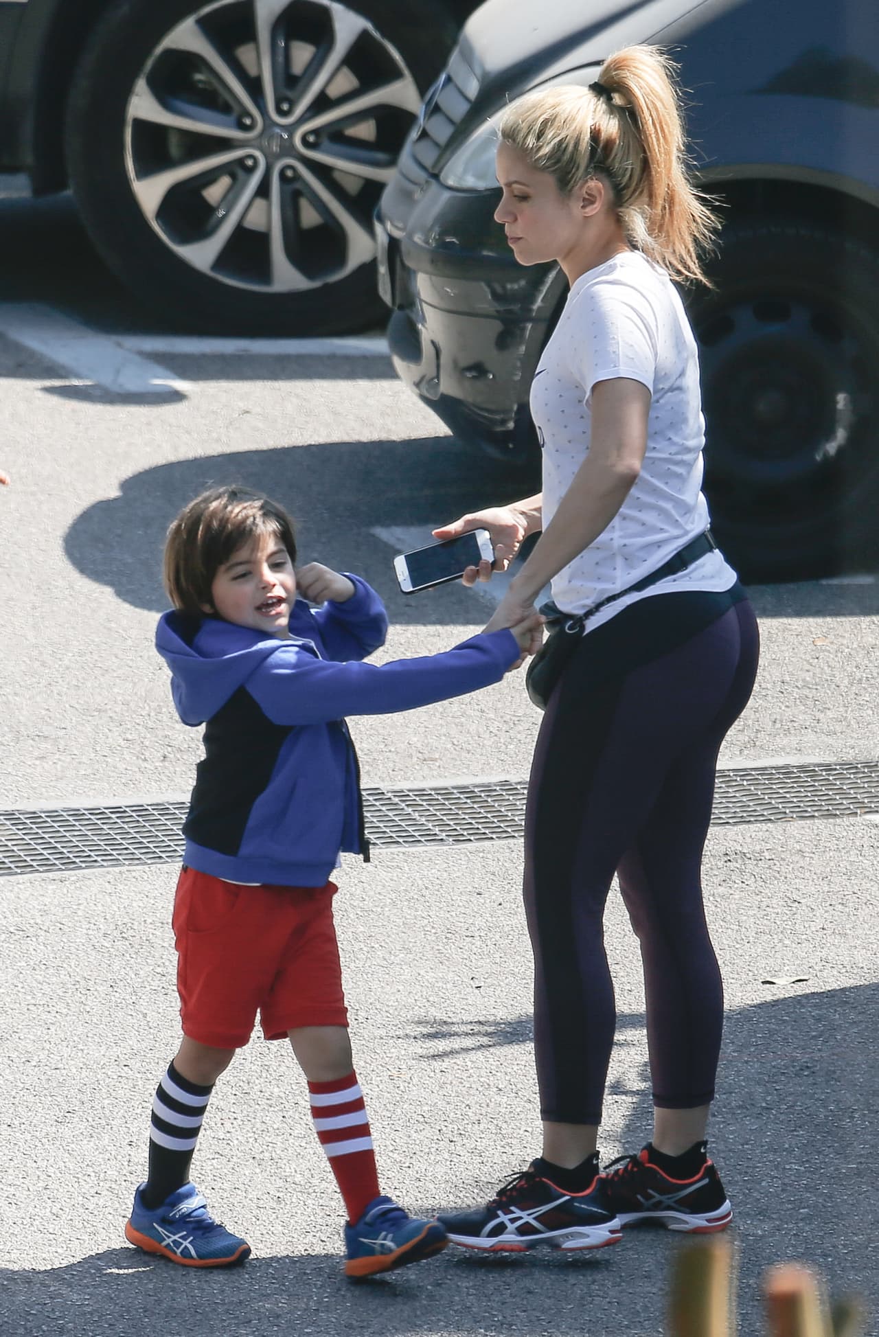 Para Shakira, este accesorio es casi indispensable cuando no está arriba de los escenarios y no es para menos, los 'belt bag' son súper prácticos.