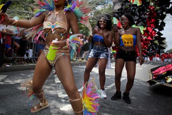 La música es parte del carnaval. El calipso caribeño sonaba a lo largo del carnaval.