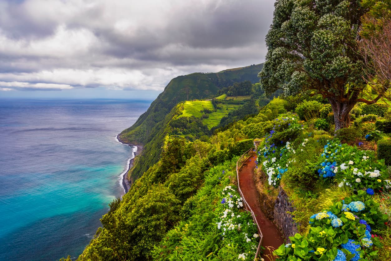 <h3 class="cms-H3-H3">Azores</h3>
<br>
<b>Categoría:</b> Naturaleza
<br>
<br>Las islas Azores, en el medio del Atlántico Norte, cuenta con premiados programas de sostenibilidad que buscan conservar las maravillas naturales de este archipiélago volcánico conocido por el avistamiento de ballenas y las aguas termales.