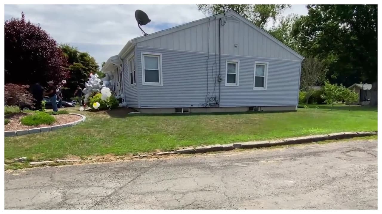 Los funcionarios le dieron a Sonia Loja una "notificación de operación ilegal de cuidado infantil" que amenazaba con emprender acciones legales y 
<b>una multa de $100 por día si su guardería no cerraba.</b>