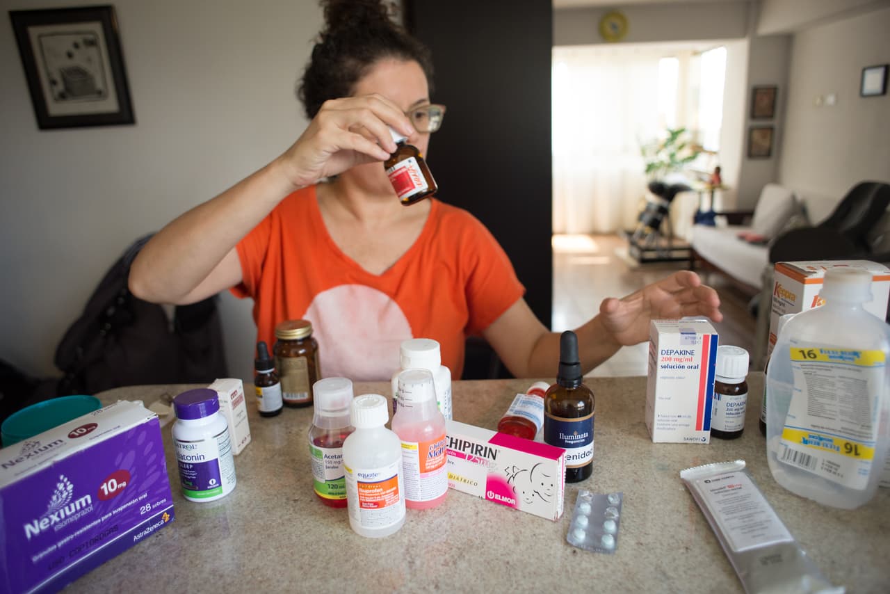 La mayoría de medicamentos que necesita Aitor se lo consiguen sus padres en el extranjero con la ayuda de amigos.