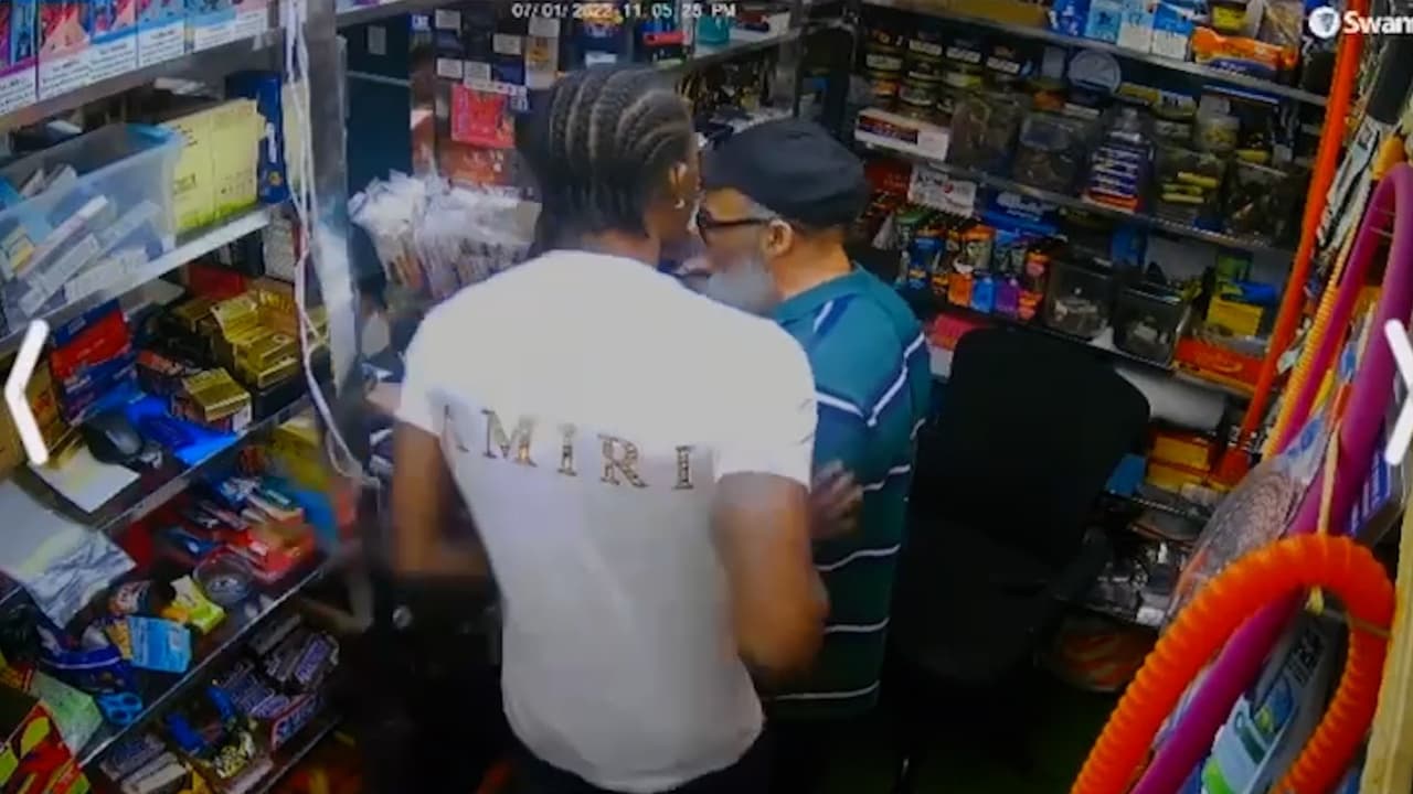 Preso y acusado de asesinato: Bodeguero de Manhattan apuñala 5 veces a un hombre que le exigía disculparse