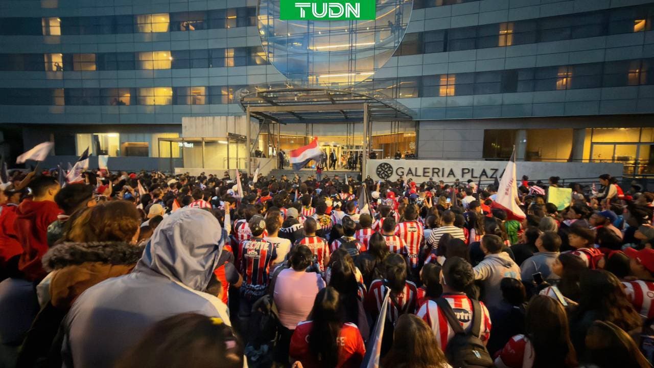 Afición Rojiblanca se reúne para darle serenata a sus Chivas