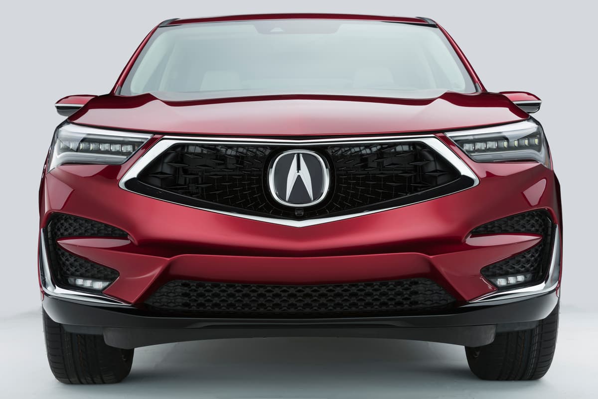 El diseño de su parrilla está totalmente alejado a lo que conocíamos en la RDX. El cofre luce diferente, con nuevos trazos y detalles.