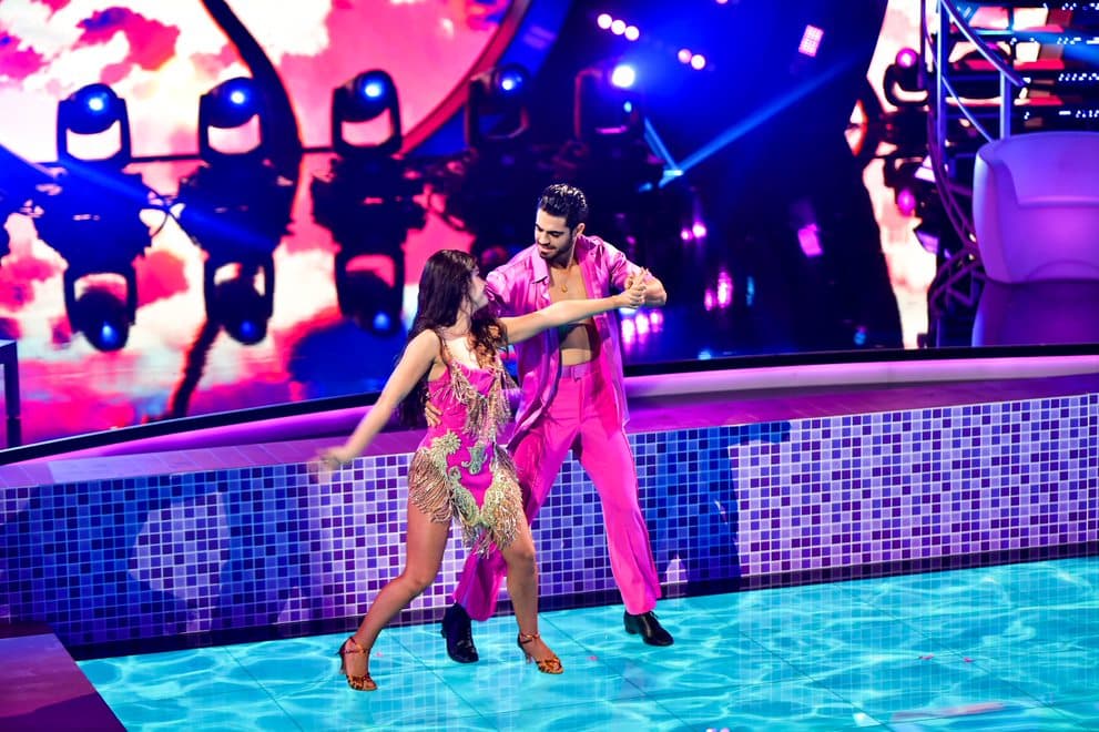 Roberto Hernández, de Enamorándonos, fue el primero en bailar frente al jurado y lo hizo con el tema 'Hawái' de Maluma, bajo el ritmo de samba. El presentador y modelo cubano acaloró la segunda gala con su vestuario al llevar el pecho al descubierto y Chiquinquirá Delgado lo destacó.