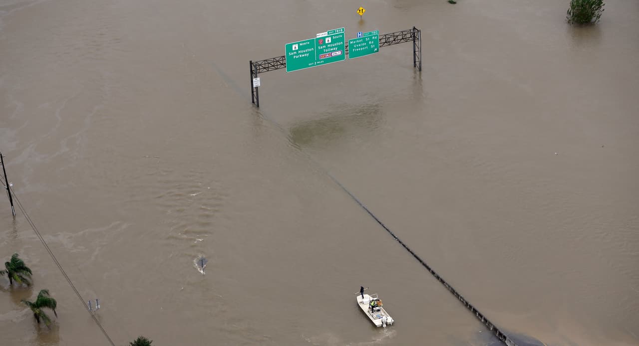 Un bote navega por la Interestatal I-10, en el centro de Houston.