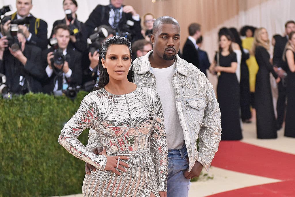 En medio del 
<b><a href="https://www.univision.com/famosos/kim-kardashian-kanye-west-cortaron-comunicacion" target="_blank">divorcio que Kim Kardashian y Kanye West </a></b>han emprendido luego de seis años de matrimonio, surge un nuevo episodio que involucra supuestamente al cantante con otra mujer, cuando ya estaba con la empresaria. 
<br>