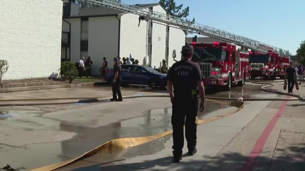 ¿Qué se sabe del incendió en un complejo de apartamentos en Houston? 40 personas damnificadas