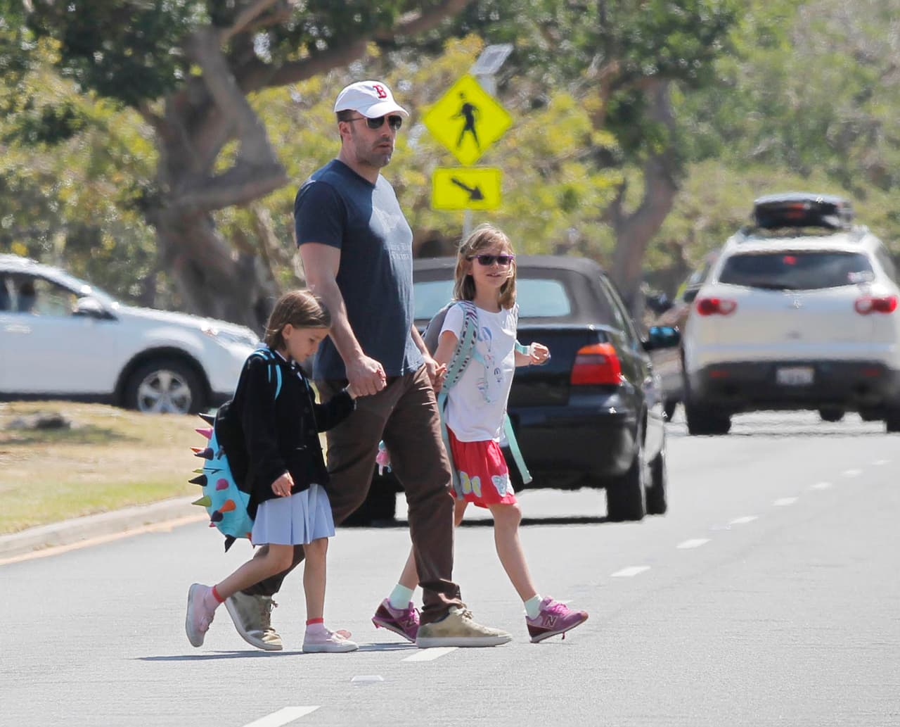 Cada vez que tiene la oportunidad va por ellos, pasea a su lado y los llena de regalos.