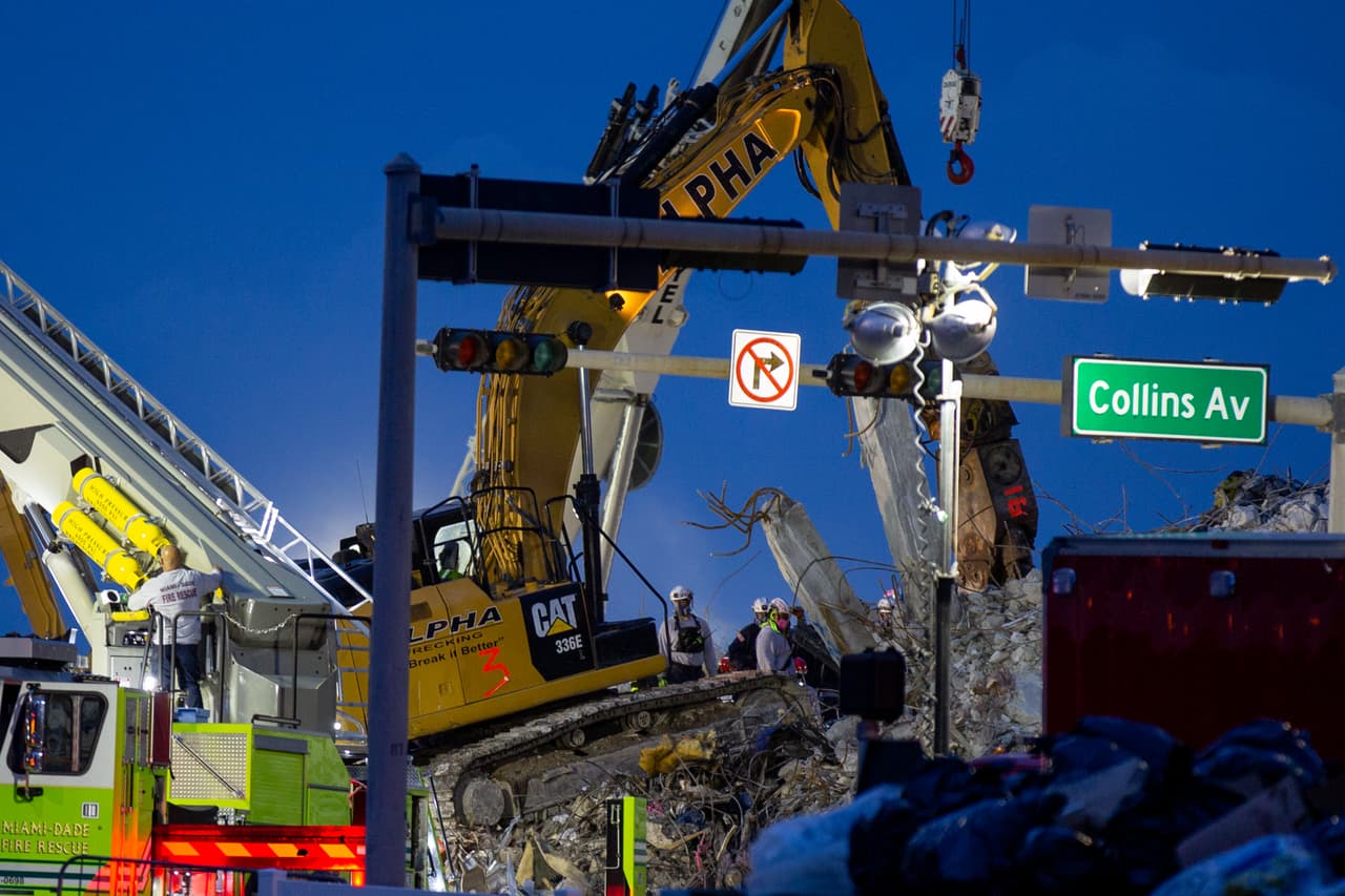 A pesar de las difíciles inclemencias del tiempo que está dejando ya el huracán Elsa, Levine ha dicho tajante que 
<b>“la búsqueda y rescate continuarán activos durante toda la noche”</b>, gracias a que la maquinaria pesada puede trabajar en condiciones extremas.