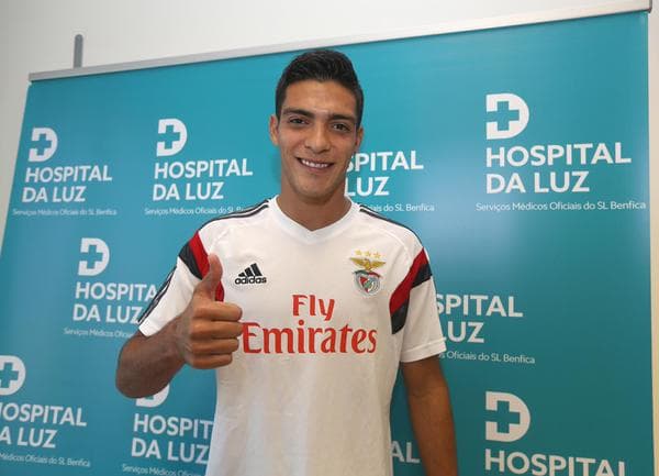 El mexicano Raúl Jiménez firmó por el Benfica hasta 2020