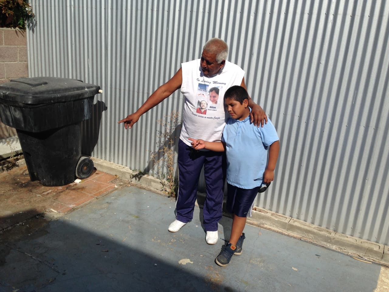 Humberto Yauli y su nieto Kenny en el lugar donde estaba la cochera que ardió cobrando la vida de su hija Gisella y su nieto Dillan.