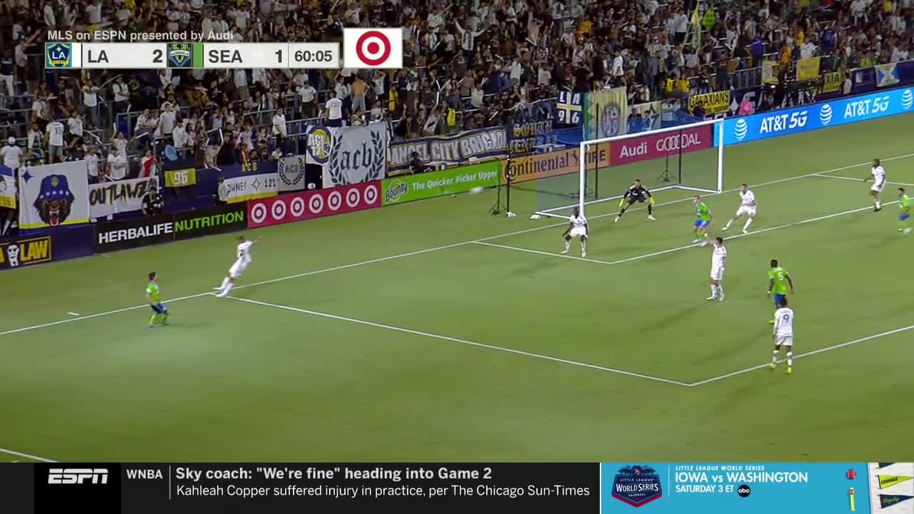 Tras dos postes, Raúl Ruidiaz conecta de cabeza y le da el empate a Seattle