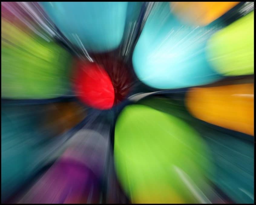 Con ello, ella logra un efecto creativo y artístico.