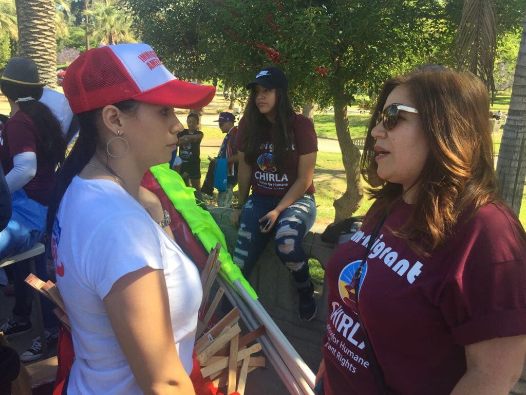 Carla Medrano compartiendo con los trabajadores y comunidad inmigrante en la ciudad de Los Ángeles.