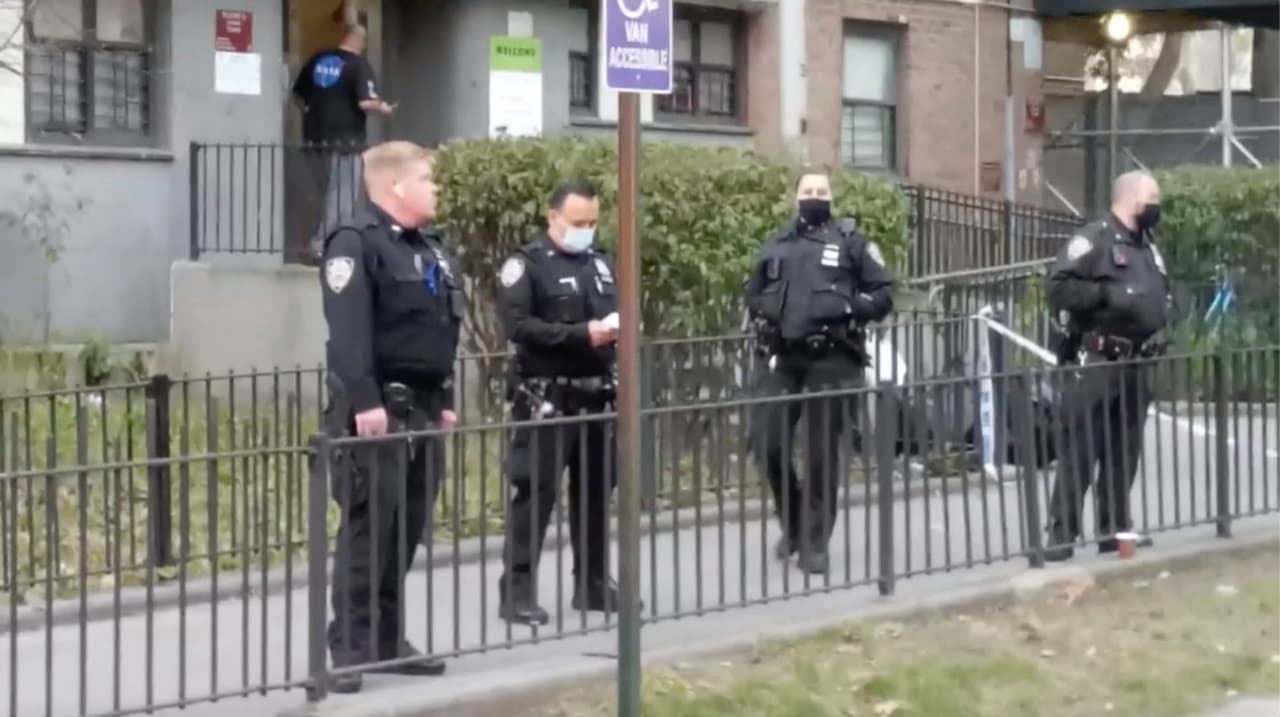 Una mujer muere y seis jóvenes son heridos en un tiroteo después de una fiesta de cumpleaños en Brooklyn