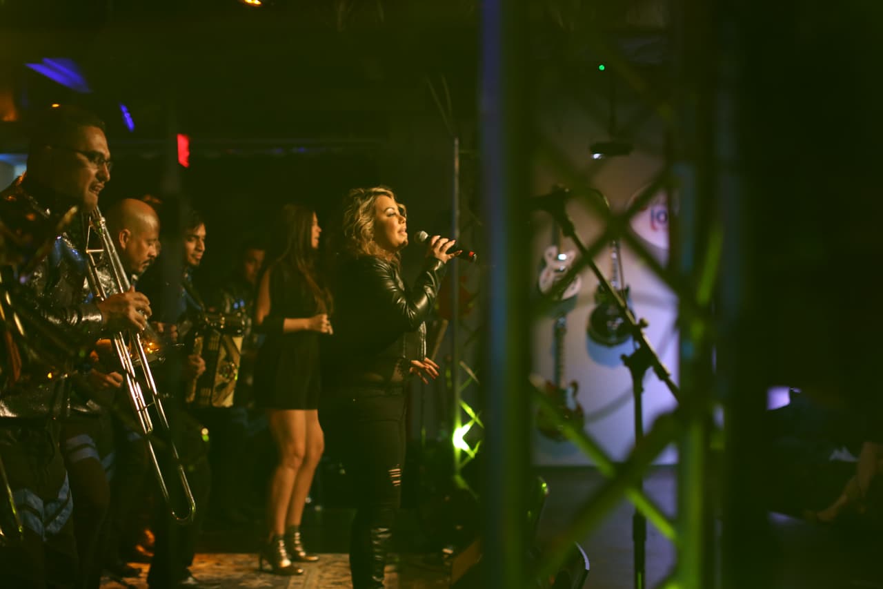 Chiquis Rivera presentó tres temas que formarán parte de su disco que sale en junio de este año, entre los que se encuentra la canción 'Completamente'.