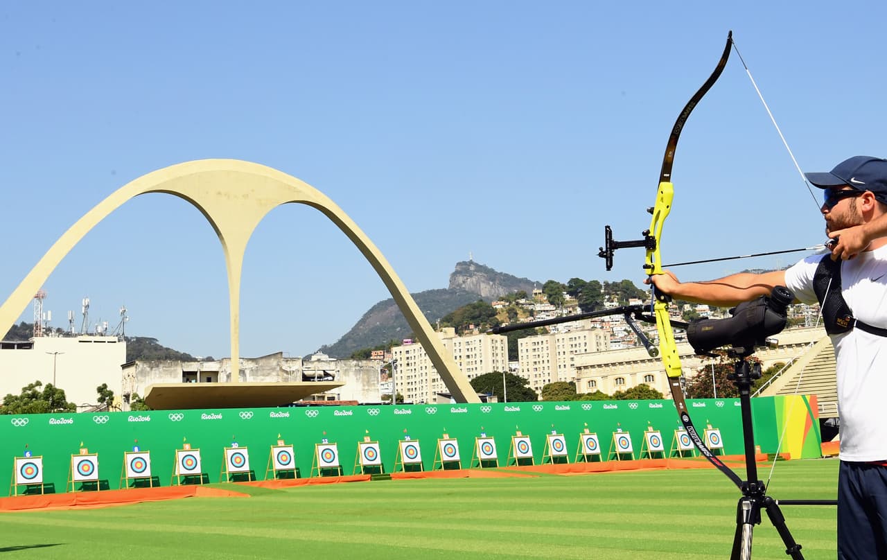 El Sambódromo, que también albergará el final del maratón, es una avenida de 700 metros rodeada de graderíos para el público con capacidad para 72.500 espectadores en el que también se celebran conciertos musicales, pero es conocido precisamente por ser el recinto por el que anualmente en el Carnaval desfilan las mejores escuelas de samba.