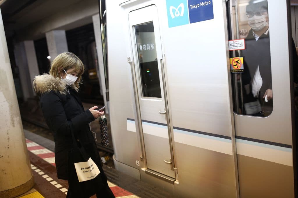 Por su parte, MTA informó sobre un plan piloto para implementar puertas corredizas entre las plataformas de los trenes y estos, en al menos tres estaciones de la ciudad. Esto para proteger que los pasajeros caigan o sean lanzados sobre las vías del tren.
<br>