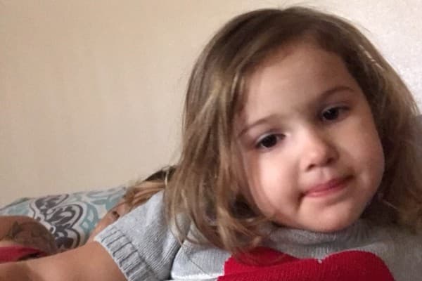 Presentan cargos contra madre acusada de matar a golpes a su propia hija de 3 años